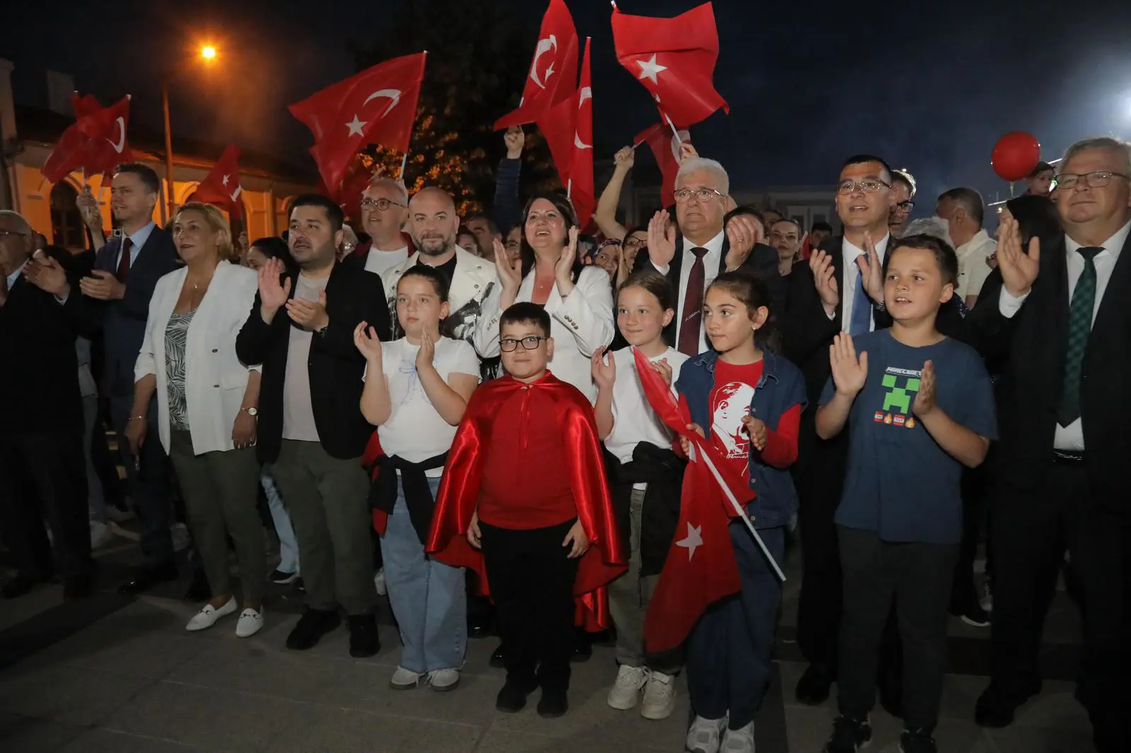 EDİRNE’DE 19 MAYIS: SOKAKLARDA FENER ALAYI, SAHNEDE EMRE AYDIN galeri görseli